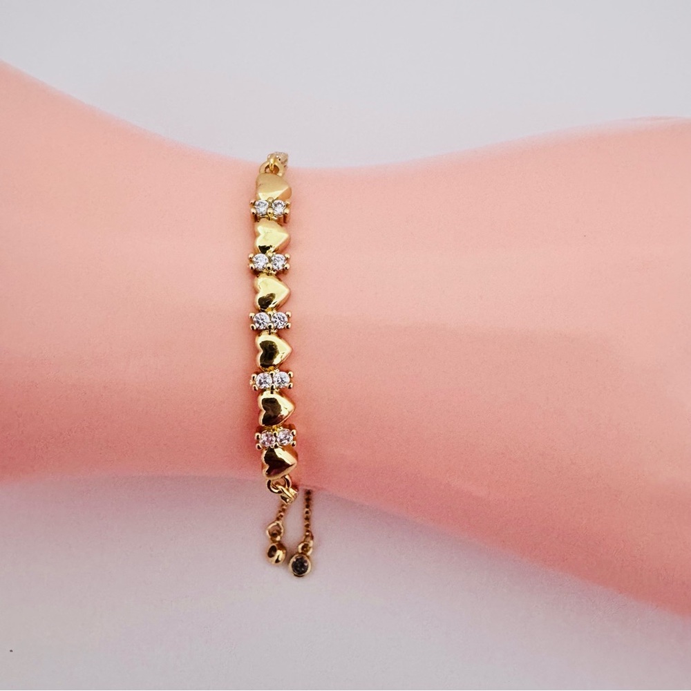 New 18K Gold Plated Heart adjustable Bracelet with Crystals.